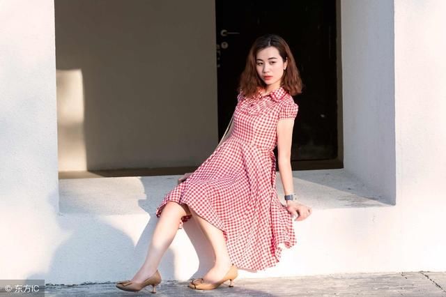 表姐真洋气会打扮,穿这种连衣裙显瘦有气质,看得我移不开眼