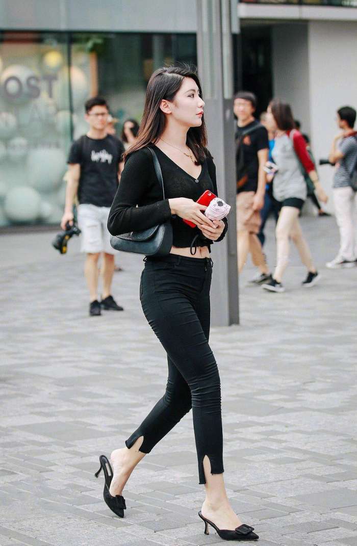 微胖的小姐姐黑色紧身裤，时尚的穿衣搭配，典雅高贵的气质让人羡