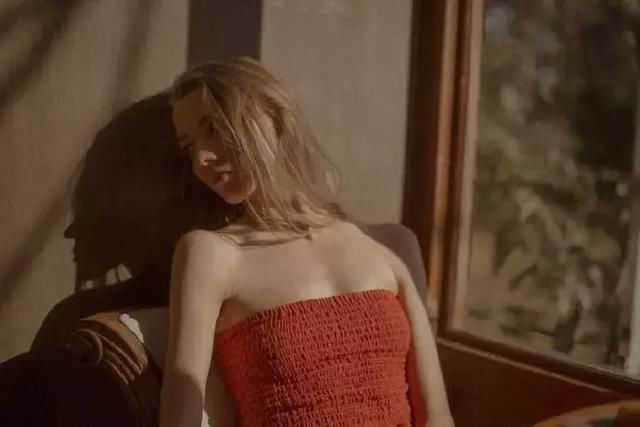 平胸与大胸的穿衣效果，看完后你会为自己拥有平胸而骄傲