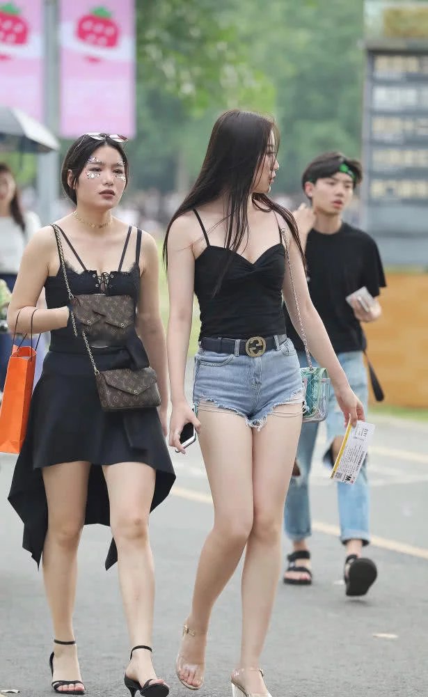 小姐姐短裤搭配吊带抹胸尽显玲珑身材，想要变得出彩，只需要一点