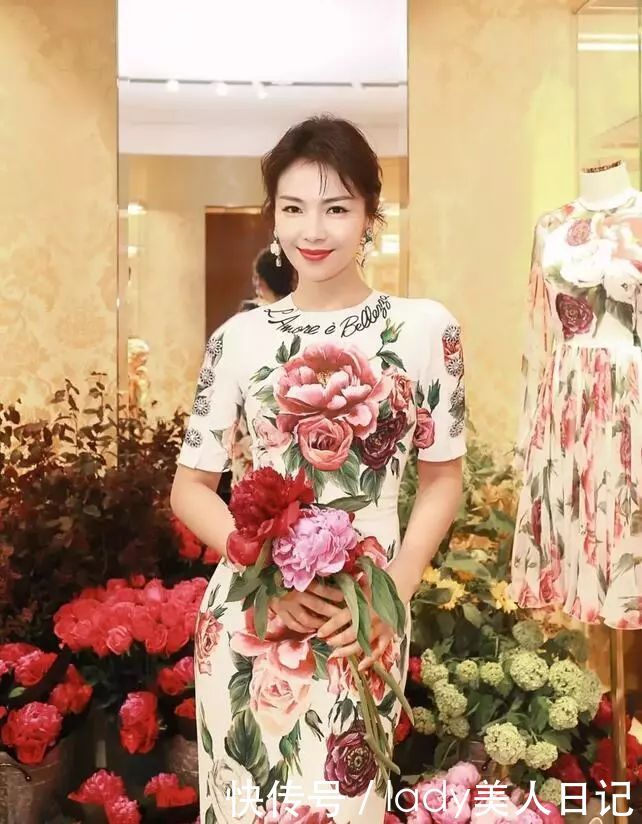 范冰冰刘涛穿长裙贵妇范，迪丽热巴穿裙子依旧少女模样，爱死了