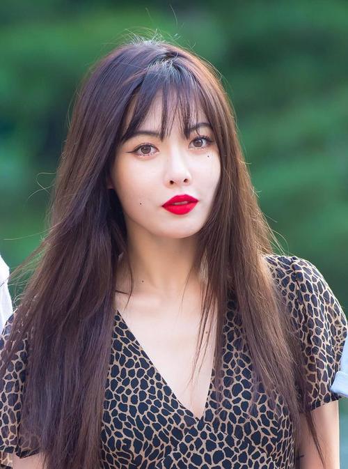 “小野马”泫雅不过是穿了条1600的小黑裙,看完你hold得住?