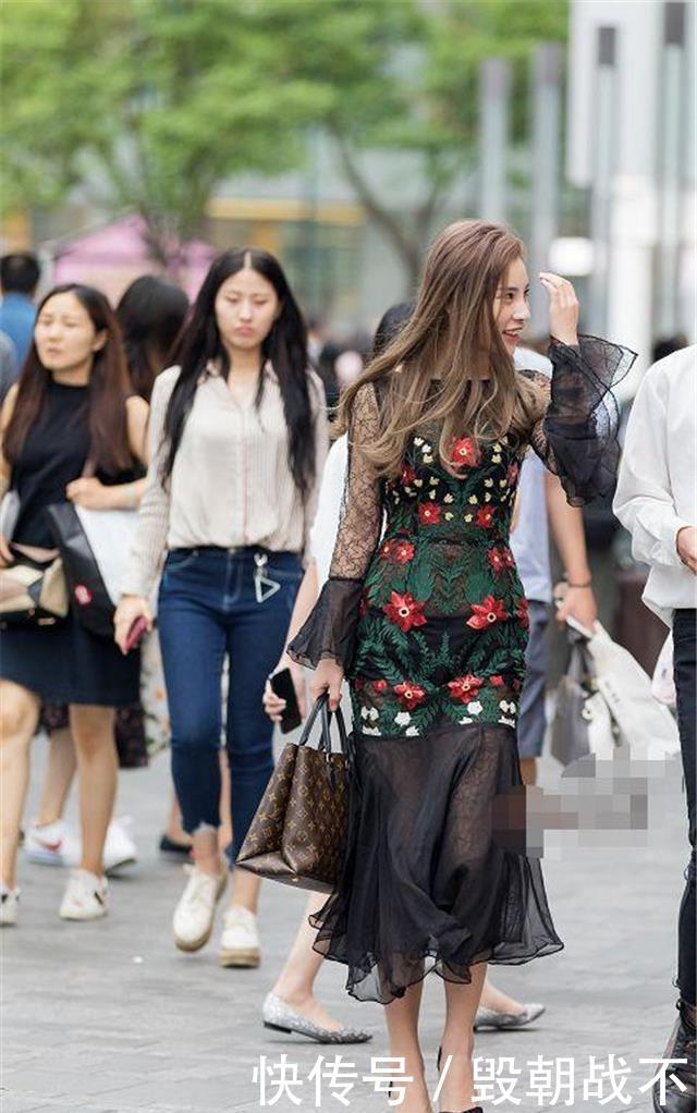  『成熟女性』路人街拍，靓女非常美，穿紧身黑色连衣裙，设计感十足