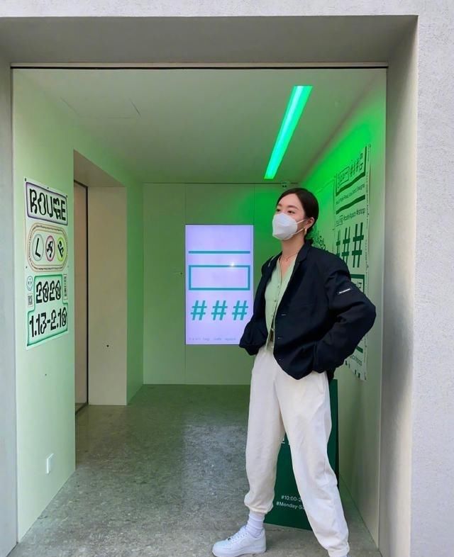  『驾驭』别再穿卫衣了，今年春季流行短款针织衫，5招教你驾驭春日时尚