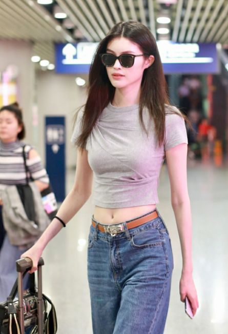 何穗的脚也太小了，连“三寸金莲”都能挤进去了？看着都疼