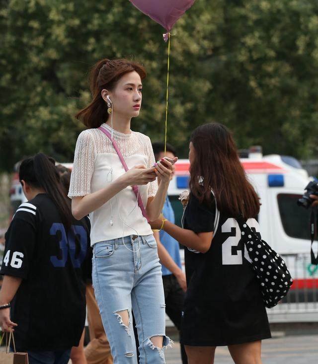 滕州街拍穿破洞牛仔裤尖头恨天高的铅笔腿妹子，一般人驾驭不不了