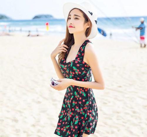 美女都爱穿这样保守又性感的泳衣,美的不止一点点!