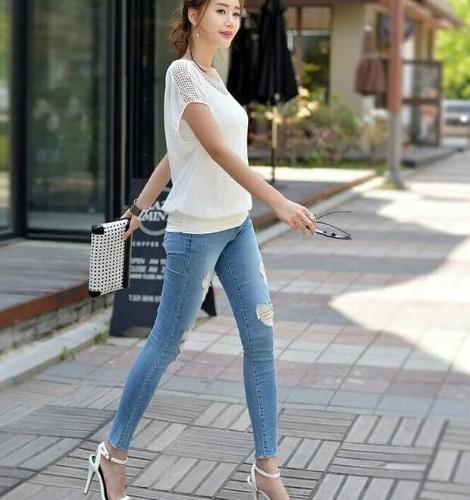 身材丰盈的紧身牛仔裤美女,线条轮廓特别养眼,非常显气质!