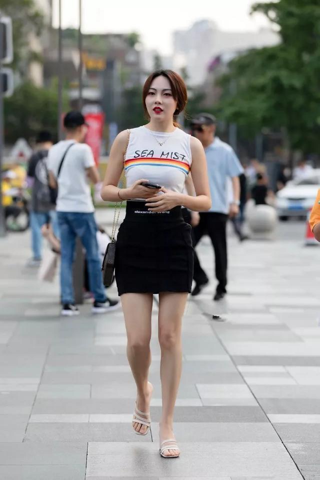 『姐姐』姐姐黄色连衣裙搭配了一双黑色的高跟鞋,很彰显出她的自身魅力