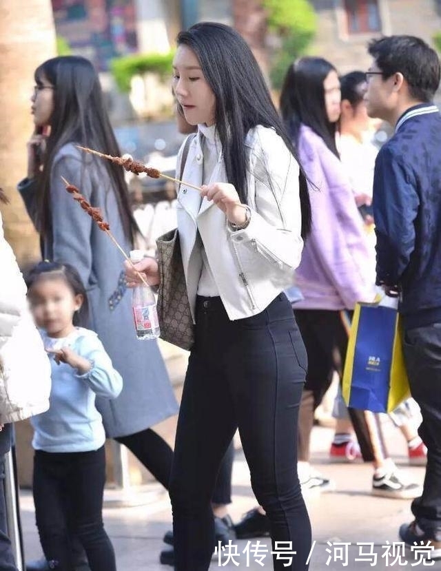  「主旋律」时尚街拍：不经意间，牛仔裤已经成为姑娘们逛街的主旋律！