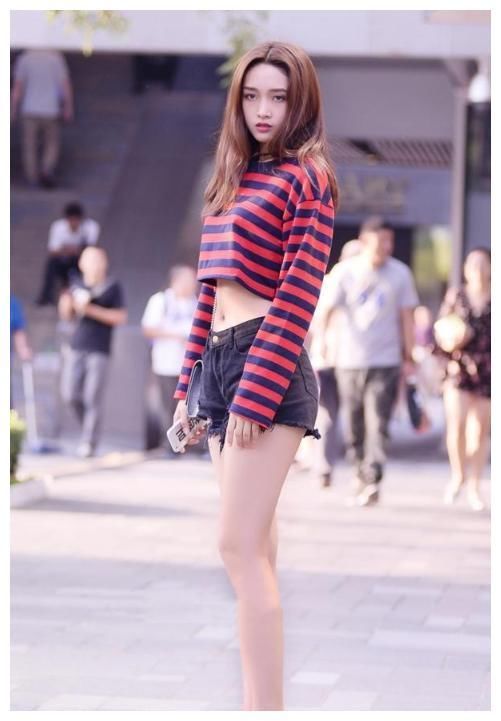 街拍：图七穿超短裤上阵，白皙水嫩的长腿，看了两眼放光！