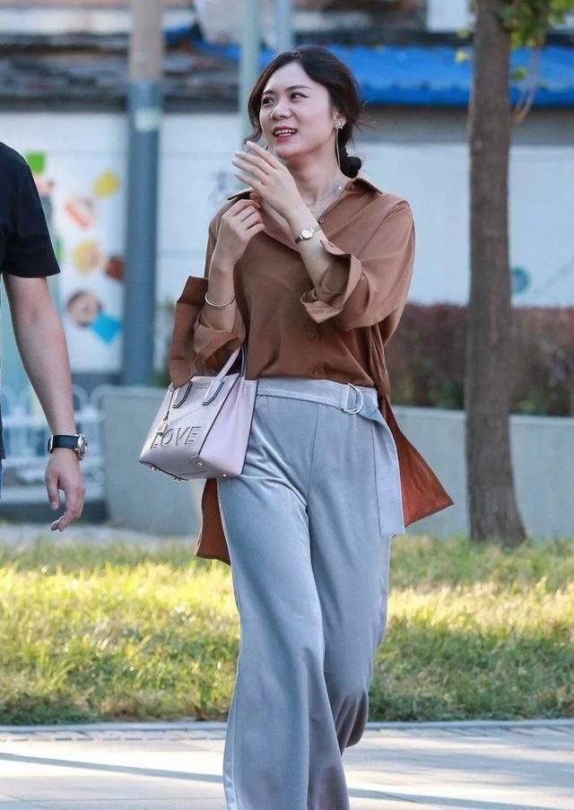  『设计』一双白色的尖头高跟鞋，带着迷人的魅力