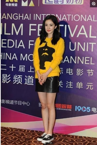 帆布鞋显腿长？李菲儿台上爆出真实身高！