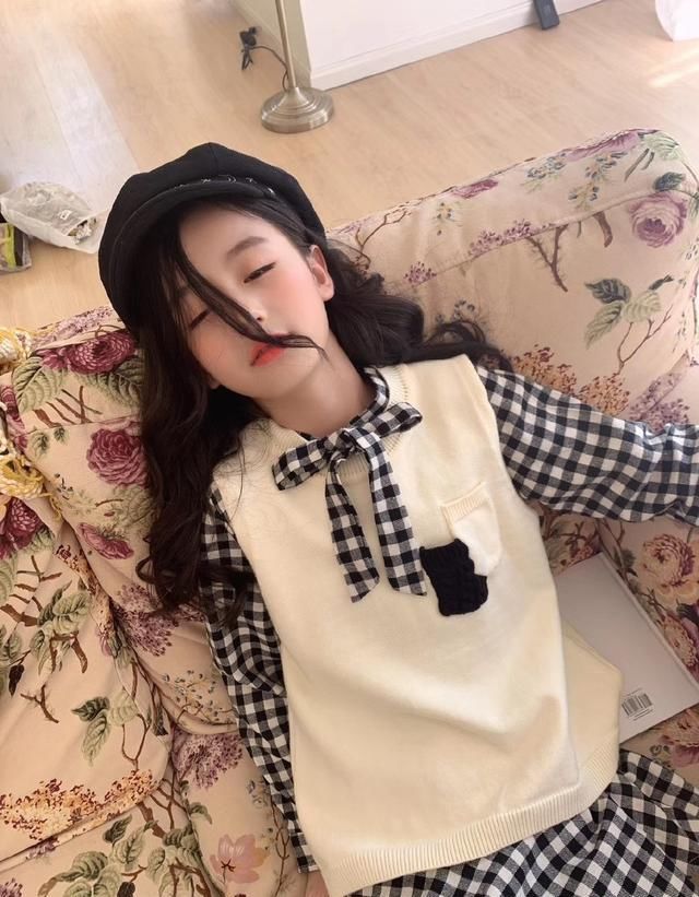  【穿搭】因为“逆天颜值”被禁止整容的童模裴佳欣，穿学院风套装美成公主