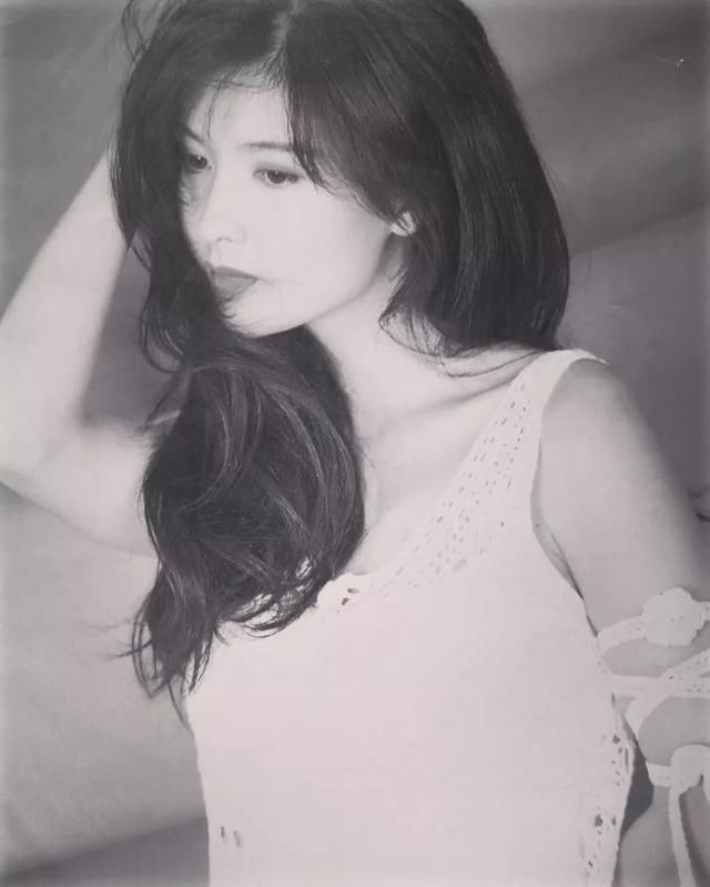 51岁的周慧敏美成了少女偶像 我儿时的玉女掌门人真的永远不会老