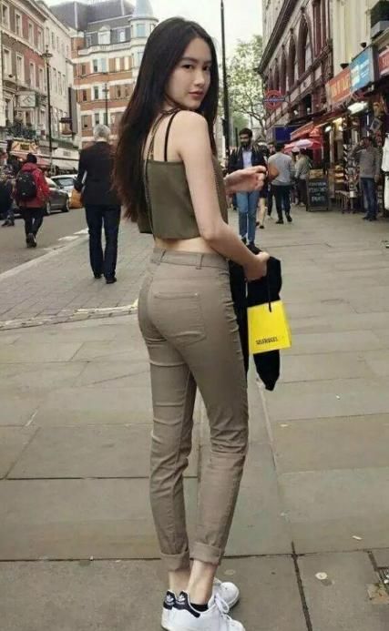 图一灰色牛仔裤小姐姐，侧颜气质爆棚美女，时尚范！