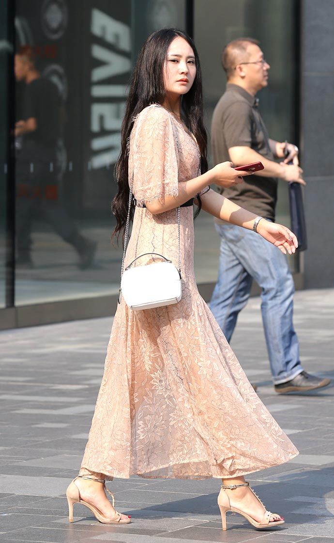 街拍路人:细细高跟鞋配长裙美女，犹如模特风范