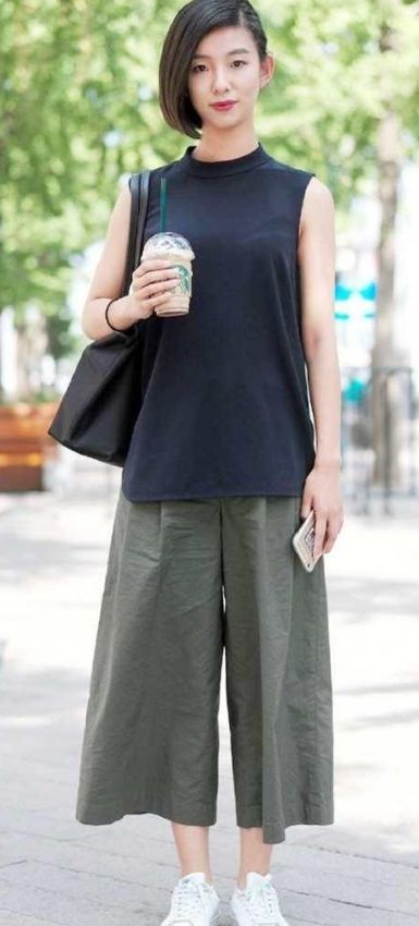 「 恬静」美女打扮的很恬静，长相清秀又美丽，街拍：白色的外衣配白色短裤