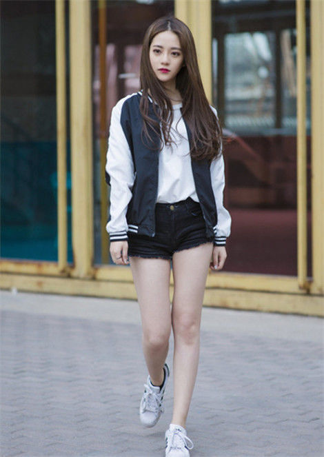 『漂亮』街拍:皮肤白皙的小姐姐、五官精致,长长的秀发很是漂亮