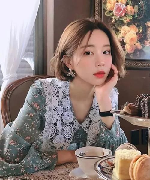  「仙女」荷叶边上衣过时了，现在“蝴蝶领”才是仙女必备，美翻街头