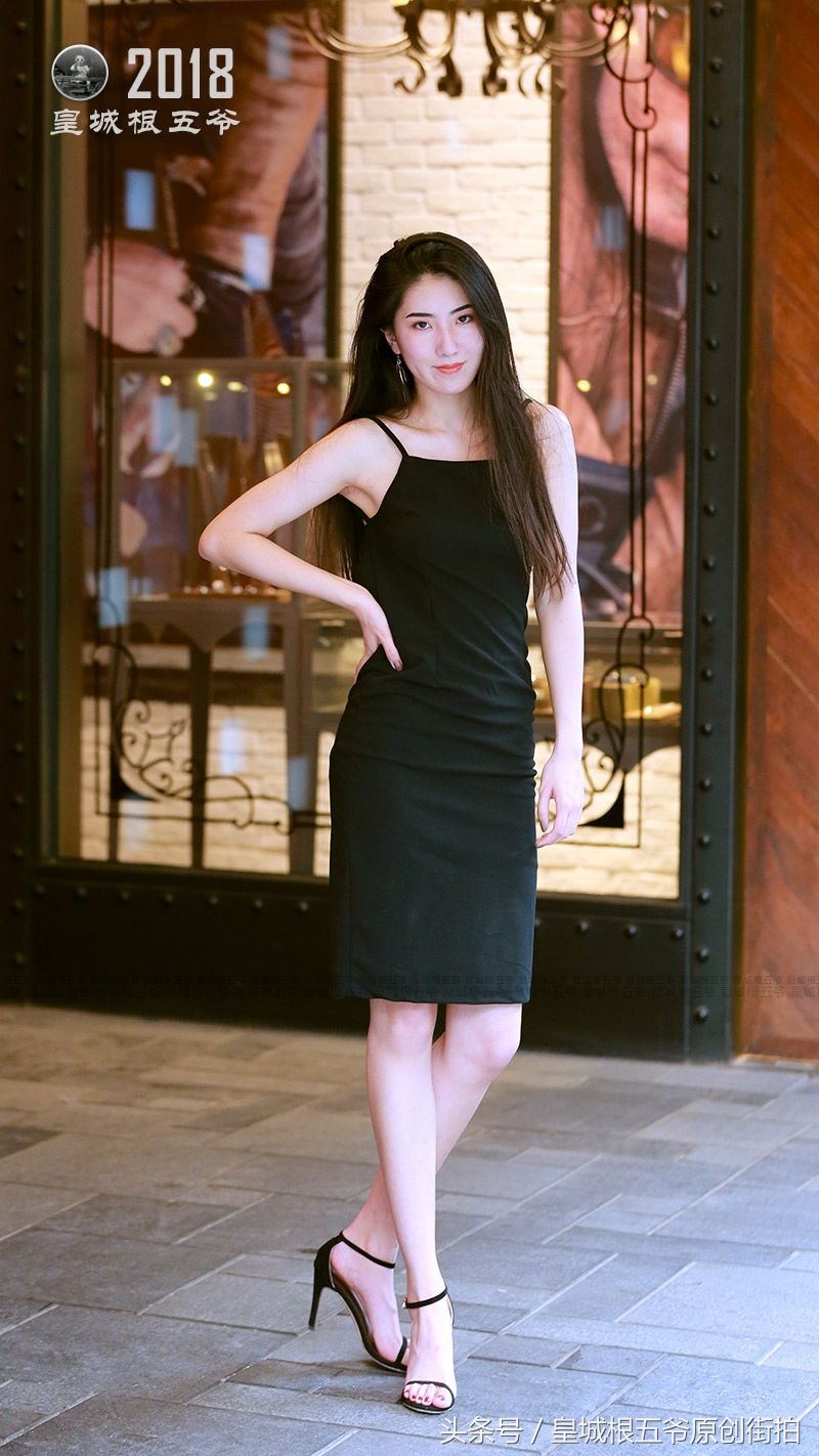 街拍:夏天穿着非黑即白的风格不仅清爽而且非常亮眼