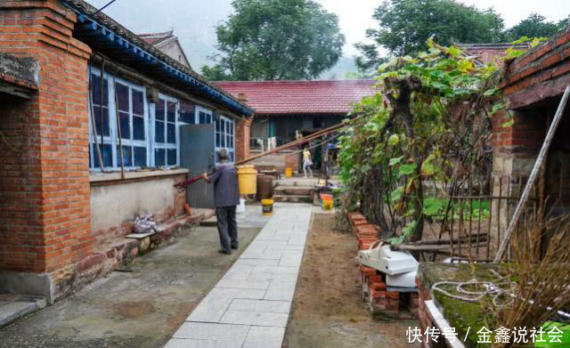  老两口@固执的农村老爸老妈：老房老院难舍，城里再好不是我的家