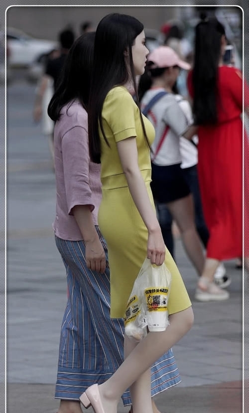  面料|小姐姐荧光黄的连衣裙火了，独特版型和面料，显东方女人气质美！