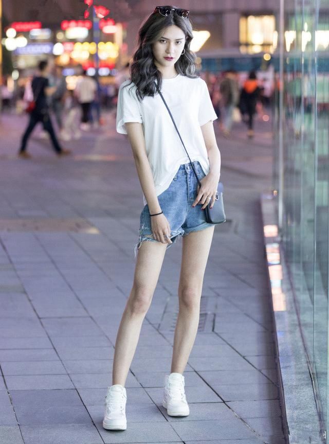 街拍，尽显气质高雅的时尚穿搭示范，让你尽显气质美!