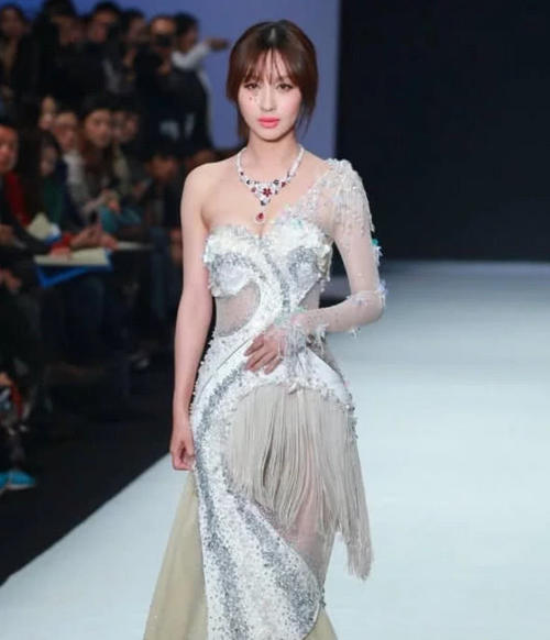 李菲儿透视装走秀惊艳全场，大胆着装只遮“重点”，网友：一眼便