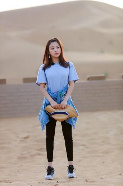 张含韵时尚穿搭，清新脱俗，宁静淡雅，俏皮可爱，大长腿抢镜！