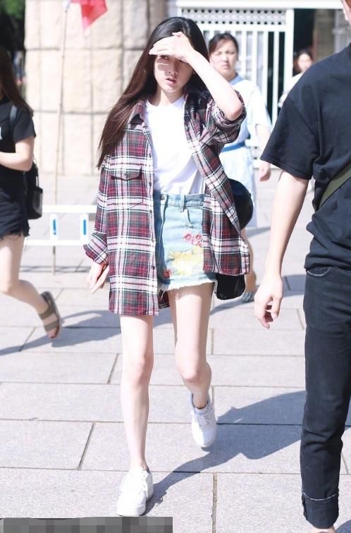 当宋祖儿和姜梓新同穿格子外套,终于知道了谁才是真正的气质女神