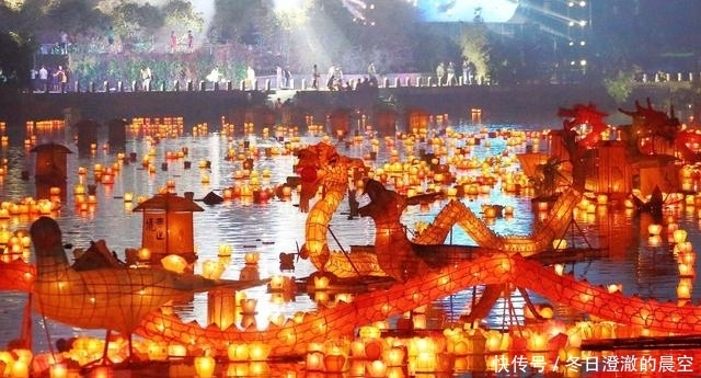 每年中元节数万人涌向广西这座小山城，只为了见证人间银河的盛景