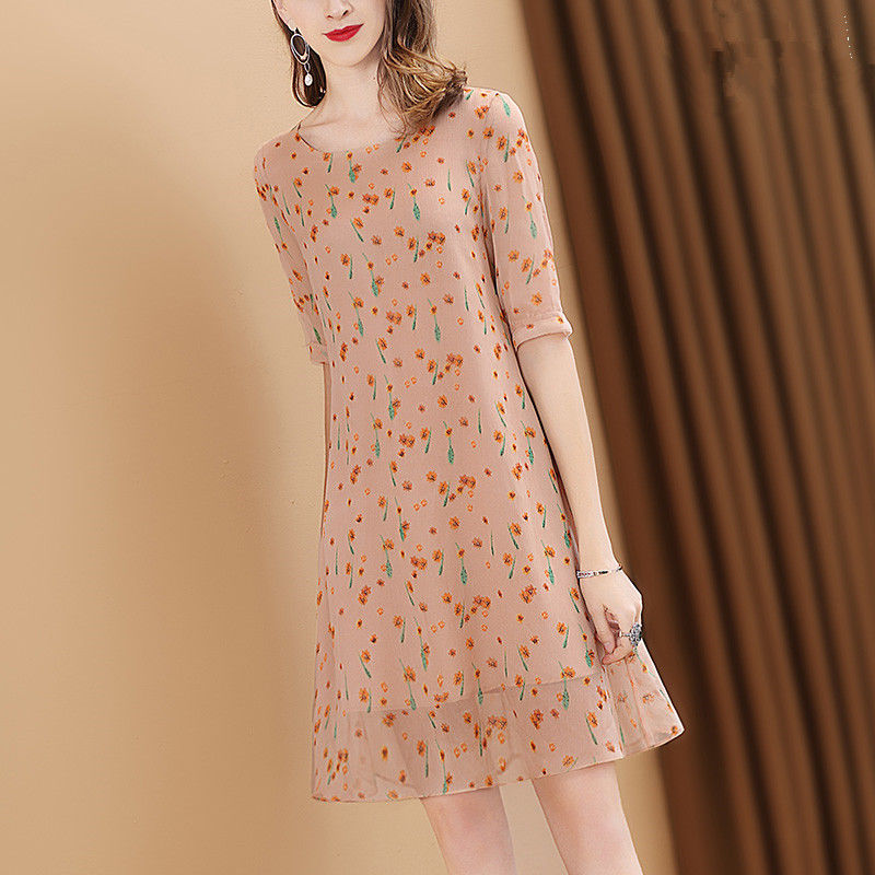 好迷人!老婆穿上这印花裙，美若天仙，显白显嫩美炸天，让人心醉