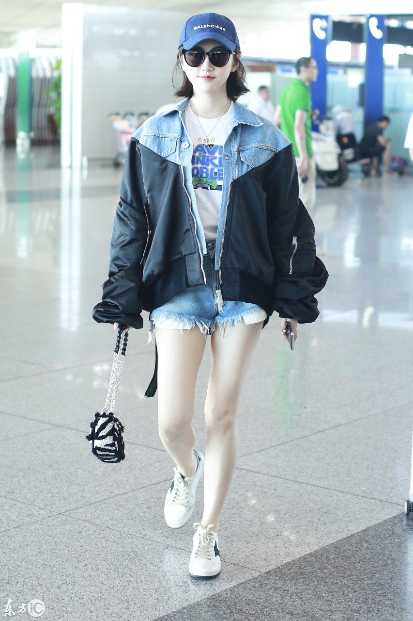 景甜现身机场，超短裤搭配褂子，皮肤白皙可见，还不错
