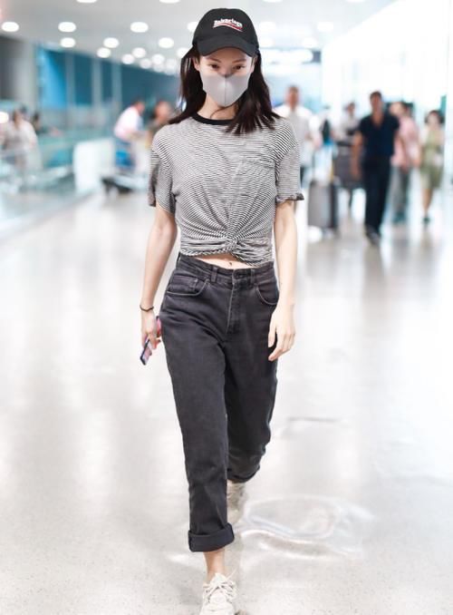 金晨在机场凹造型，手上的透明包包什么都不装，拿着干嘛?