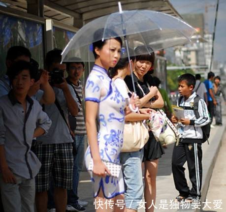 美女不穿衣服上街，一开始路人以为那是旗袍，细看才发现玄机