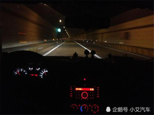 夜晚跑高速用近光灯？交警：科目一怎么学的？连灯都不会用？
