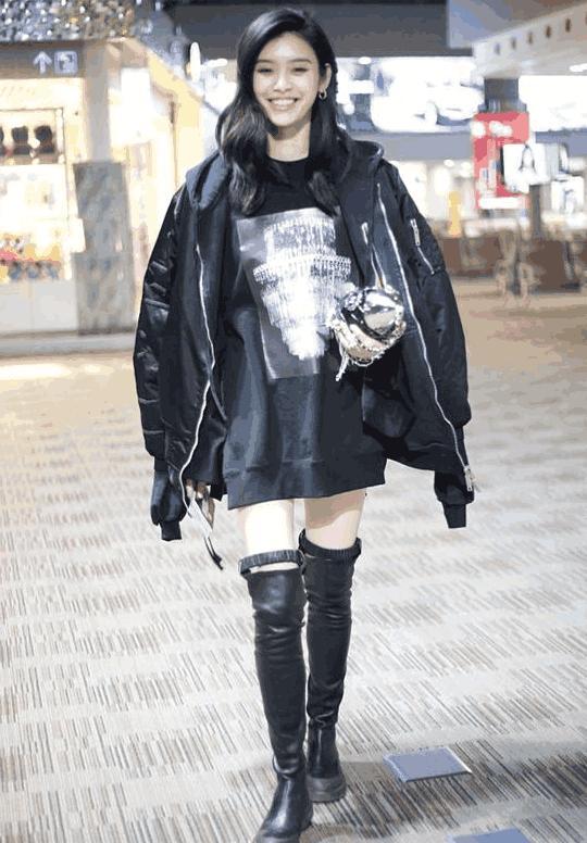 奚梦瑶摔倒后机场戴口罩, 滑肩穿衣秀长腿, 网友: 终于穿裤了!