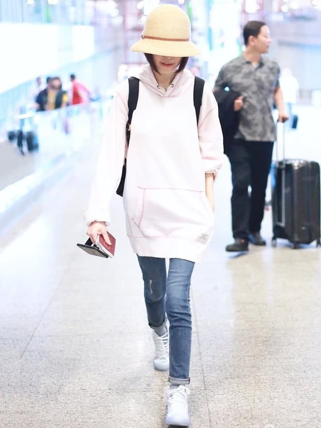 鲁豫这次衣品开挂，穿热裤秀小细腿，网友：眼前一亮