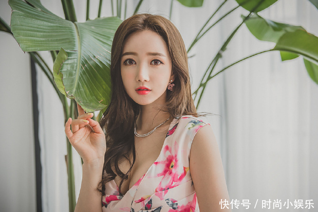 傲人身材的紧身裙美女，气质迷人，穿出紧致身材！