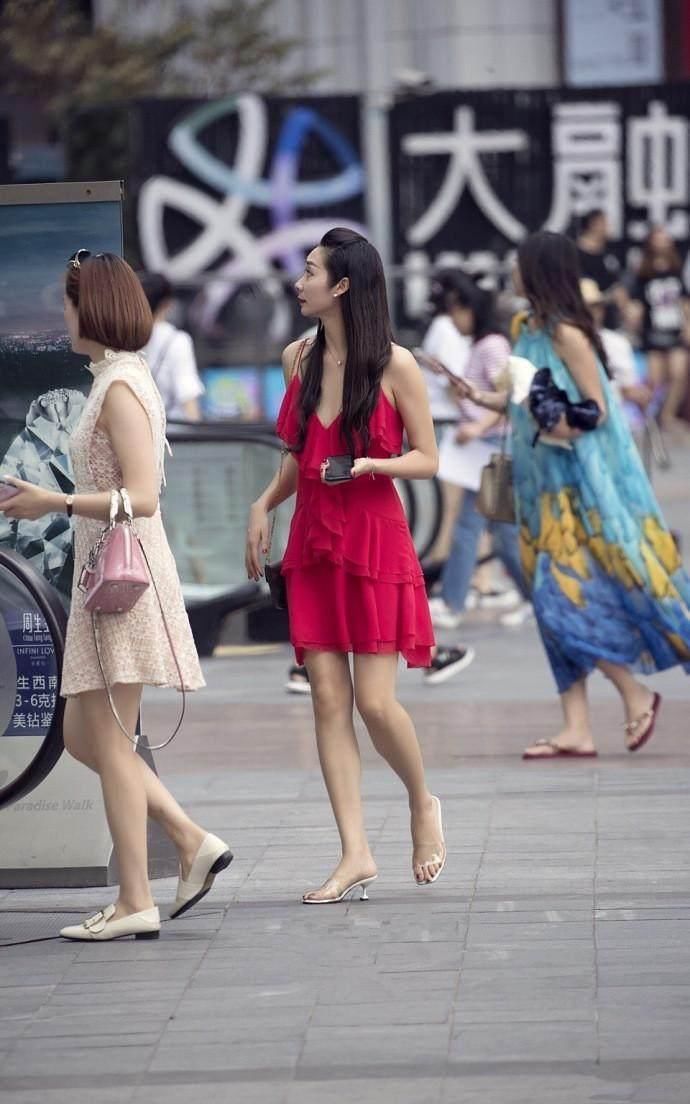 武汉街拍:武汉一男子在网站上看到妻子的另一面，精神瞬间崩溃了