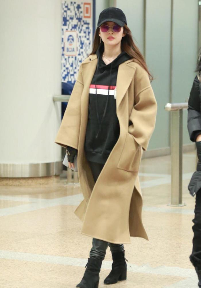 「吃香」街拍:“运动鞋”早就该下岗了!2020年这4双鞋最吃香,百搭时髦又显高