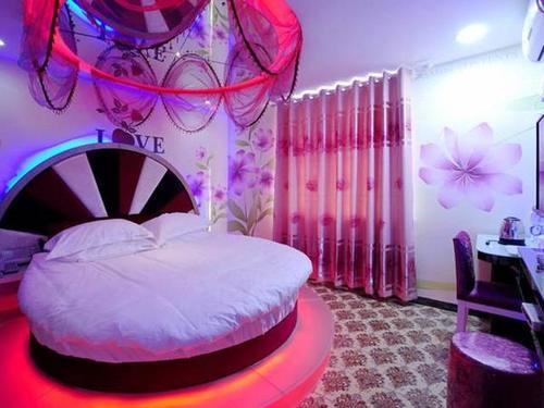 情侣酒店的床为什么是圆的？不应该是天圆地方吗？