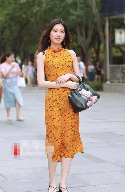 「精致」路人街拍,小姐姐下半身搭配上一条灰色的半裙,精致又美丽