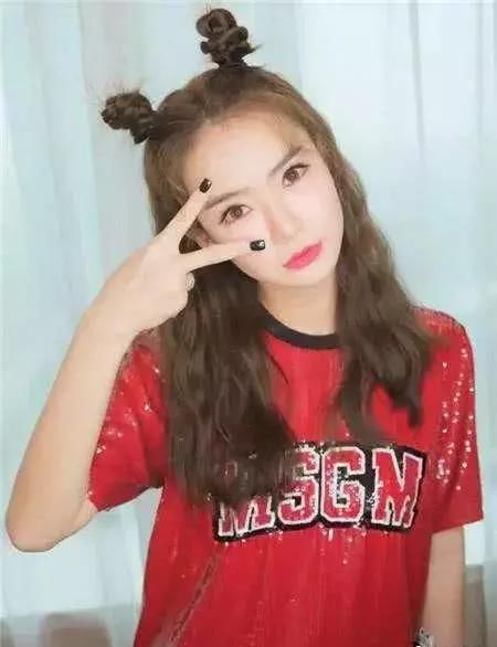 才3岁的戚薇女儿就敢跟妈妈比时尚，但这一点戚薇就输了