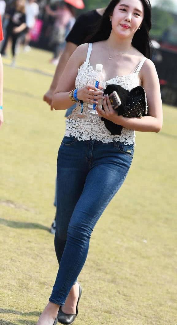 时尚街拍：穿紧身牛仔裤的美女，小背心您觉得如何？