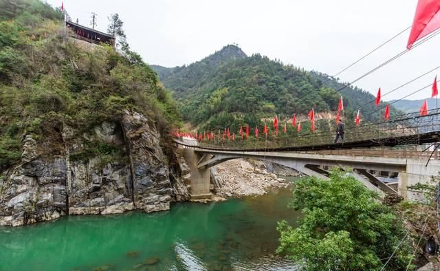 太美了，全国最高的高山无边泳池原来隐藏在这小城市里