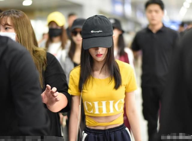 同样是露脐装，周洁琼20，鞠婧祎24，两人仅差4岁气质却截然不同