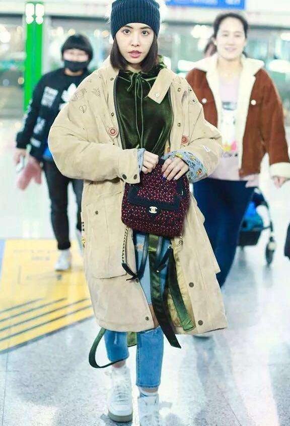 蔡依林现身机场, 一款大衣搭两款造型, 网友: 一次比一次敢穿!