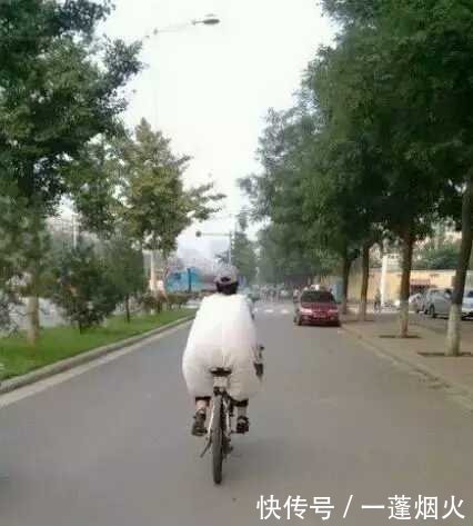 大哥你怎么穿裙子出来了,是你老婆的吗,你那高跟鞋穿着还舒服吧